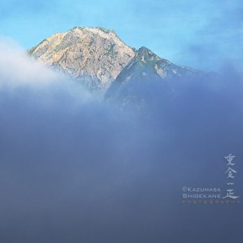 雲間から望む五龍岳